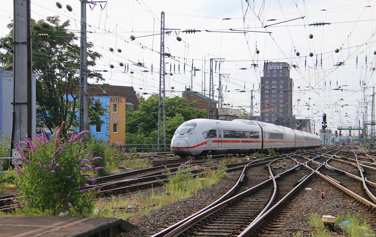 Einfahrt eines VelaroD in den Hauptbahnhof von Köln. Aufgenommen am 14.07.2014.