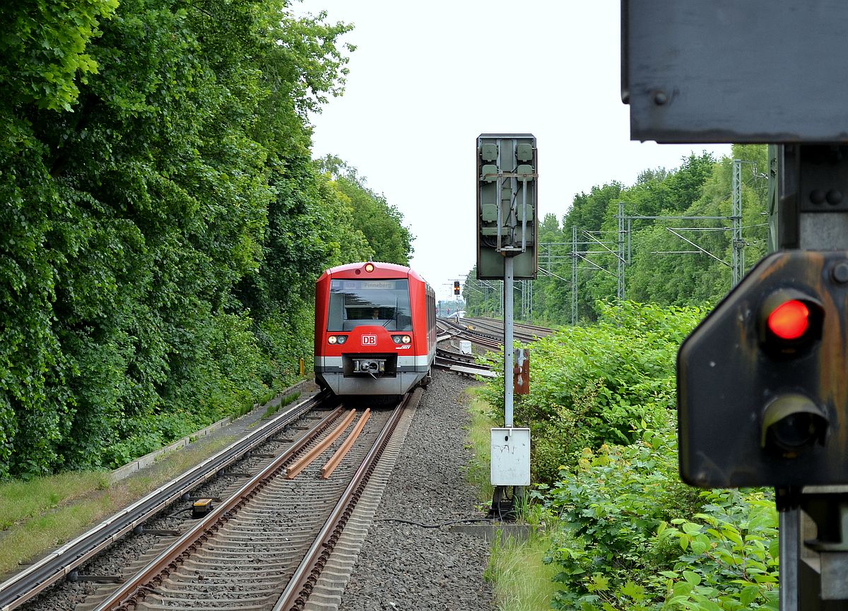 Einfahrt eines Zuges der Hamburger S-Bahnlinie 3 in die Station  Elbgaustraße . Der Zug kommt aus dem Süden der Hansestadt und fährt weiter bis ins holsteinische  Pinneberg . 1.6.2014