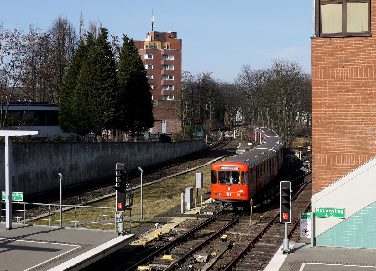 Einfahrt eines Zuges der Hamburger U-Bahnlinie 3 in den Bahnhof  Schlump . 9.3.2014