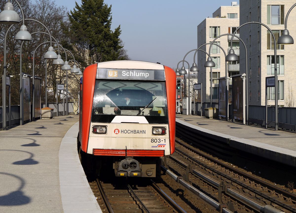 Einfahrt eines Zuges der Hamburger U-Bahnlinie 3 in die Haltestelle  Mundsburg . 13.3.2014