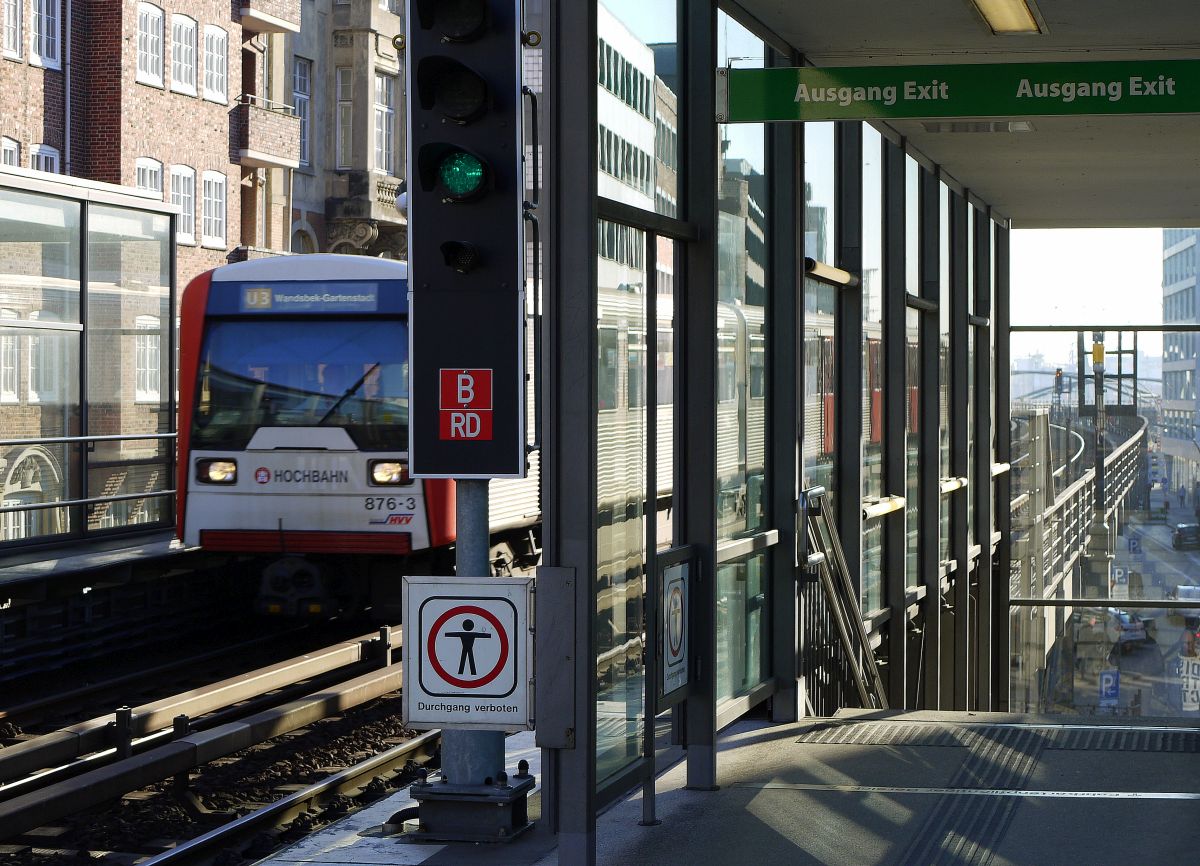 Einfahrt eines Zuges der Hamburger U-Bahnlinie 3 in die Haltestelle  Rödingsmarkt . 13.3.2014