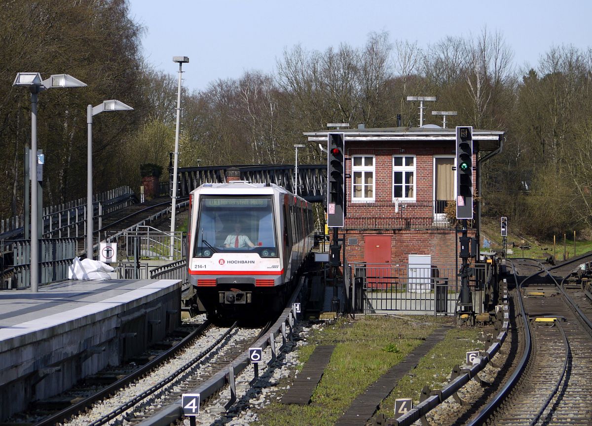 Einfahrt eines Zuges der Hamburger U-Bahnlinie 1 aus  Ohlstedt  in den Bahnhof  Volksdorf . Sein Ziel nach insgesamt 76 Minuten Fahrt:  Norderstedt Mitte  in Schleswig-Holstein. 20.3.2014
