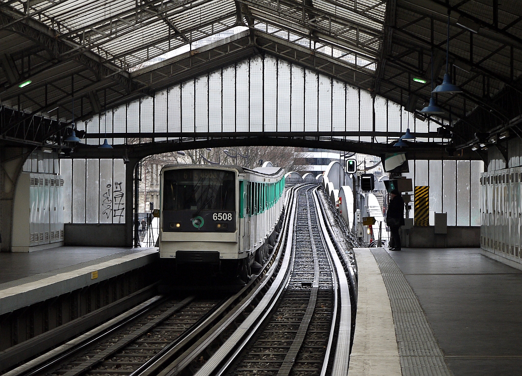 Einfahrt eines Zuges der Metrolinie 6 in die Station  Quai de la Gare , ganz im Südosten von Paris. 15.1.2014