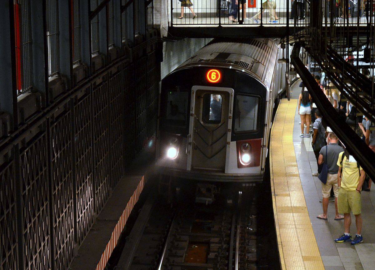 Einfahrt eines Zuges der New Yorker Subway-Linie 6 in die Station  Union Square . 21.6.2014