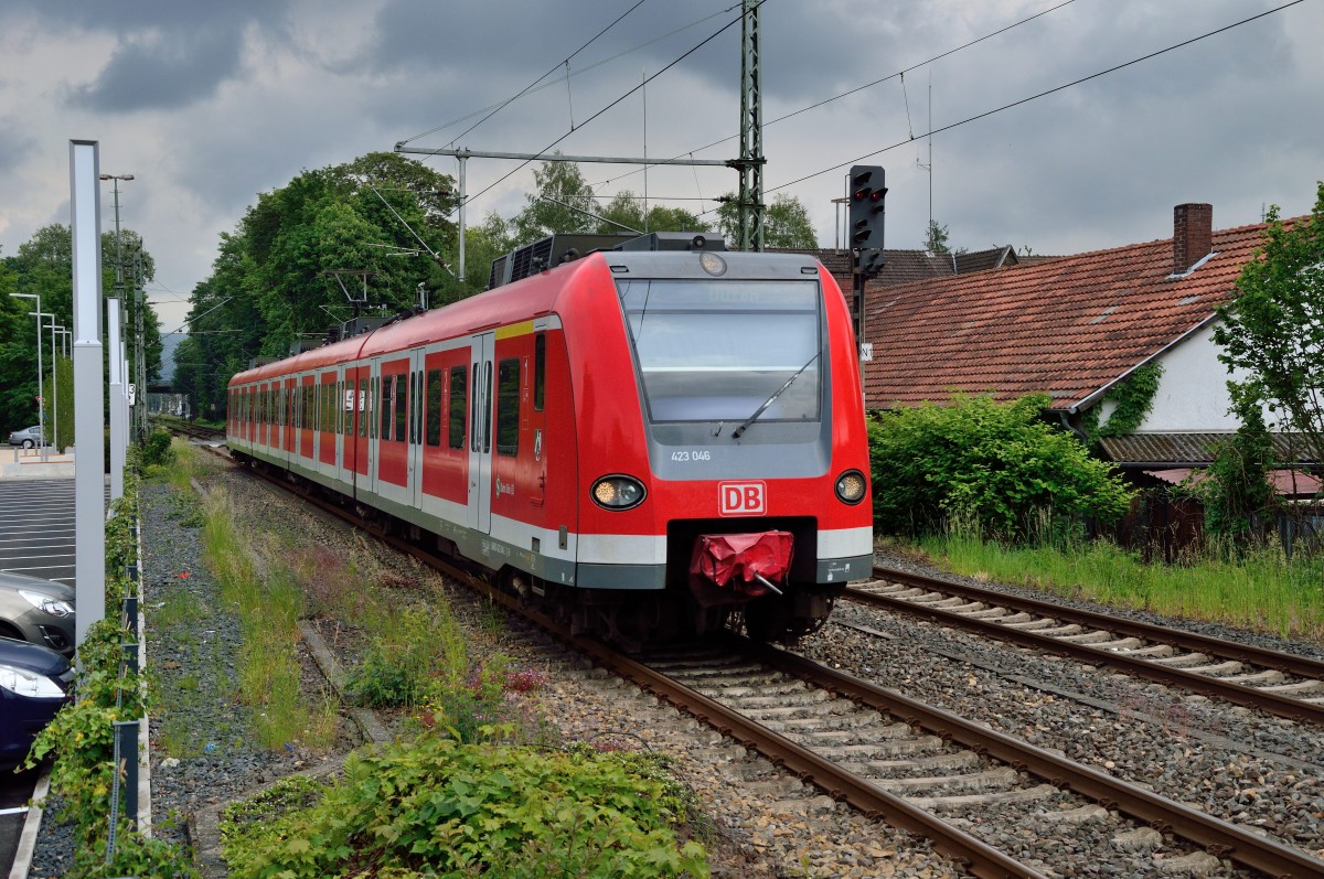 Einfahrt in Eitorf,
hier kommt der 423 046 als S12 nach Düren an den Bahnsteig herangefahren.
25.5.2015
