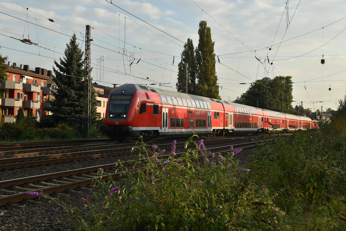 Einfahrt es RE4 in Rheydt Hbf, Steuerwagen voraus. 
Der Zug ist auf dem Weg nach Dortmund am Abend des 26.9.2017