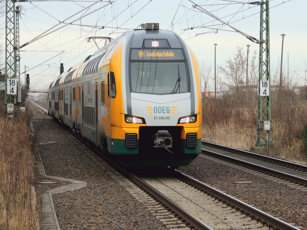 Einfahrt ET 445.113 der  ODEG - Ostdeutsche Eisenbahn GmbH - als RE4 (RE 84019) von Rathenow nach Ludwigsfelde in den Bahnhof Großbeeren am 04. Januar 2014.

