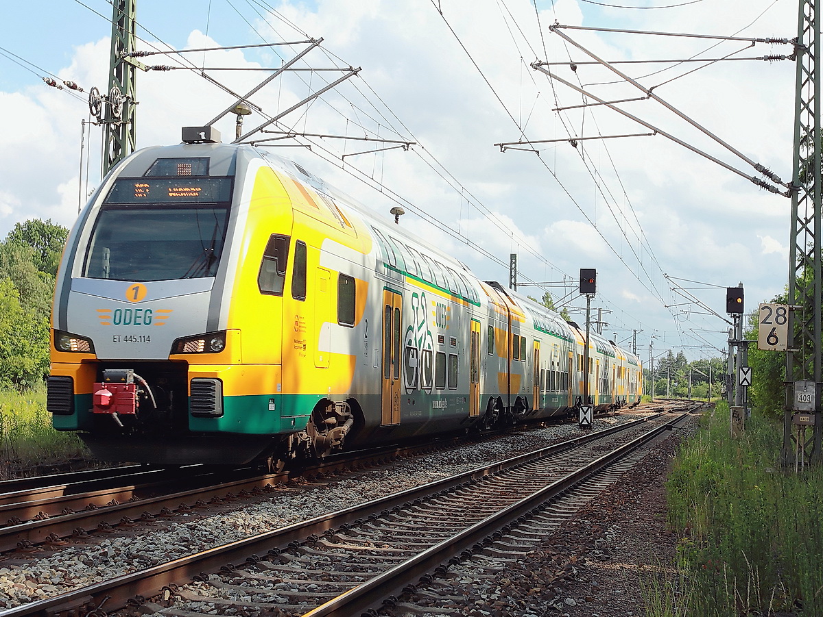 Einfahrt ET 445.114 der ODEG als RE 2 nach Wismar am 14. Juni 2016 in den Bahnhof Königs Wusterhausen.