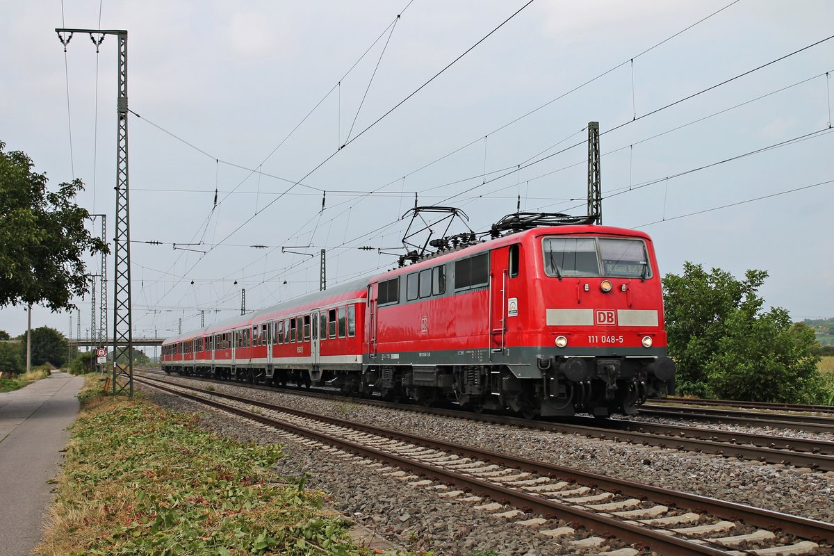 Einfahrt von der Freiburger 111 048-5 am 10.08.2015 mit ihrer RB (Offenburg - Basel Bad Bf) in den Bahnhof von Müllheim (Baden).