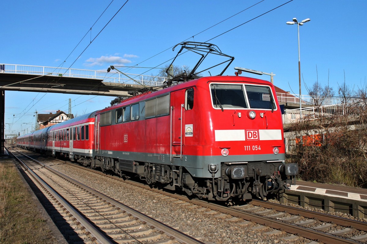 Einfahrt von der Freiburger 111 054 am 20.02.2014 mit RB 26566 (Neuenburg (Baden) - Offenburg) in den Bahnhof von Orschweier.
