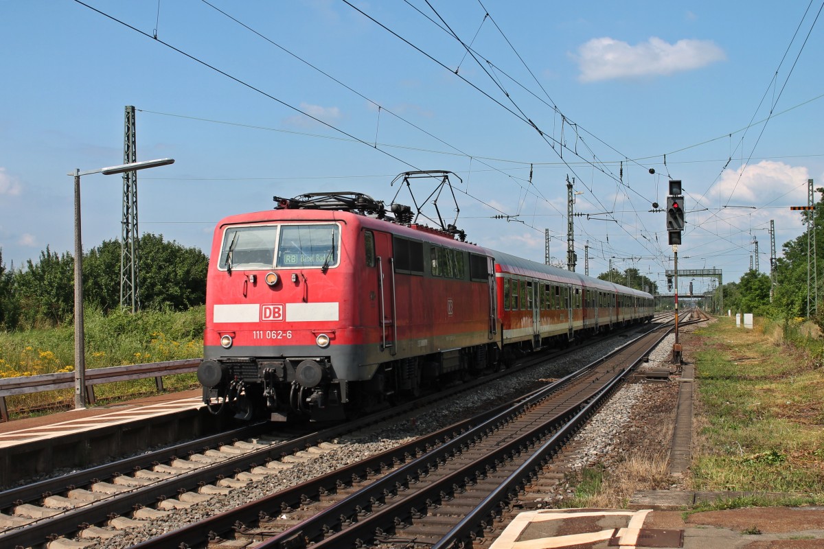 Einfahrt von der Freiburger 111 062-6  Neuenburg (Baden)  am 05.07.2013 mit einer RB von Offenburg nach Basel Bad Bf in den Bahnhof von Oraschweier gen S�den.