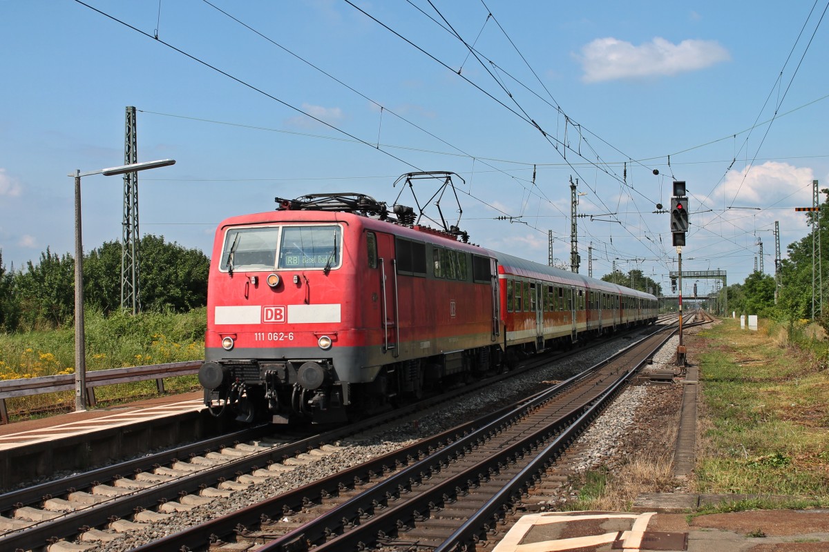Einfahrt von der Freiburger 111 062-6  Neuenburg (Baden)  am 05.07.2013 mit einer RB von Offenburg nach Basel Bad Bf in den Bahnhof von Oraschweier gen Sden.
