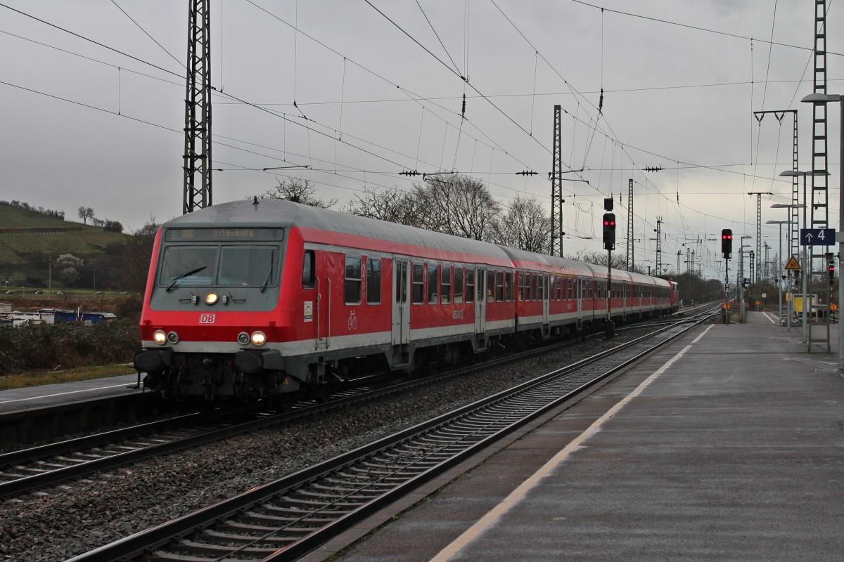 Einfahrt vom Freiburger D-DB 50 80 80-35 157-2 am 28.02.2014 als RB 26574 (Basel Bad Bf - Offenburg) und mit 111 061 am Zugschluss in Müllheim (Baden).
