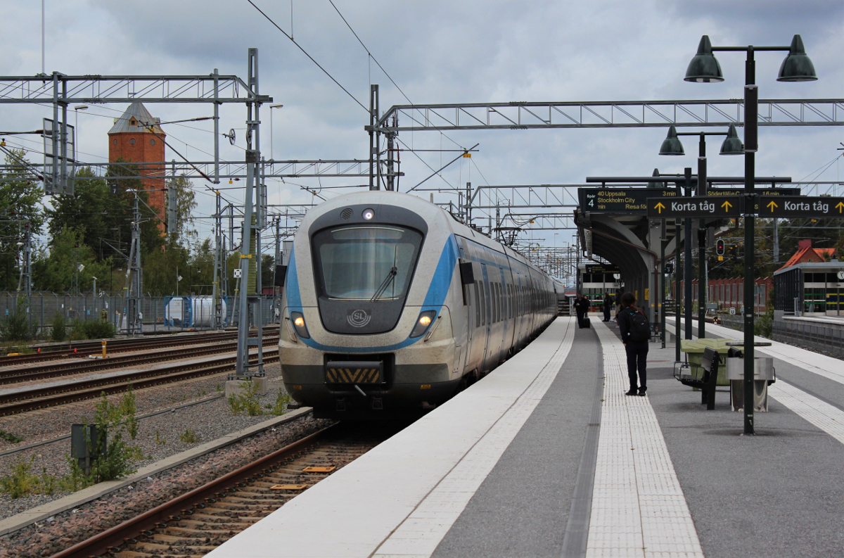 Einfahrt für ein X60-Doppel als Pendeltåg 40 nach Uppsala am 10.09.2018 in Södertälje Hamn.
