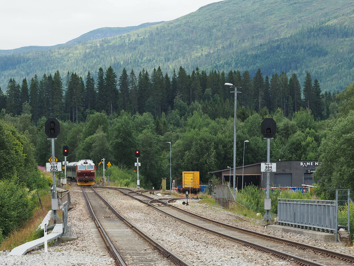 Einfahrt für einen der wenigen Züge am Tag auf der Nordlandsbanen aus Trondheim in den Bahnhof Grong. Gezogen wurde der klassische Lok-Wagen-Zug von der Lok DI 4 652.

Grong, der 24.07.2023