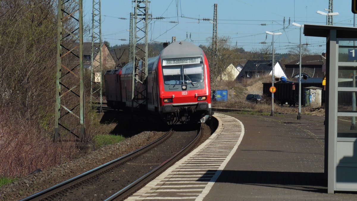 Einfahrt für die RB 27 (Mönchengladbach - Koblenz) in Friedrich Wilhelmshütte richtung Koblenz.Das ist übrigens die einzigste Linie die den Bahnhof anfährt also dort Hält, der RE 8 fährt durch.

FWH
27.03.2017
