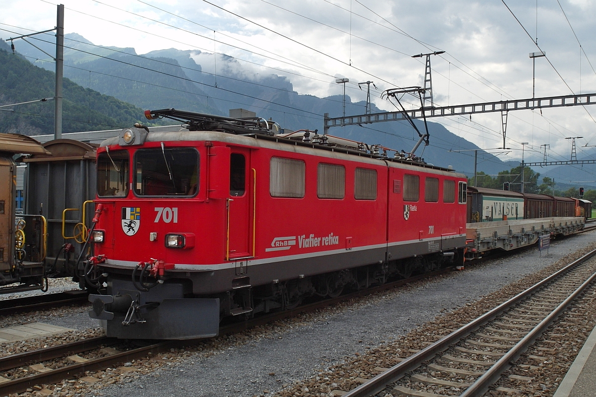 Einfahrt von Ge 6/6 II 701 'Raetia' in den Bahnhof von Untervaz-Trimmis (16.06.2017).
