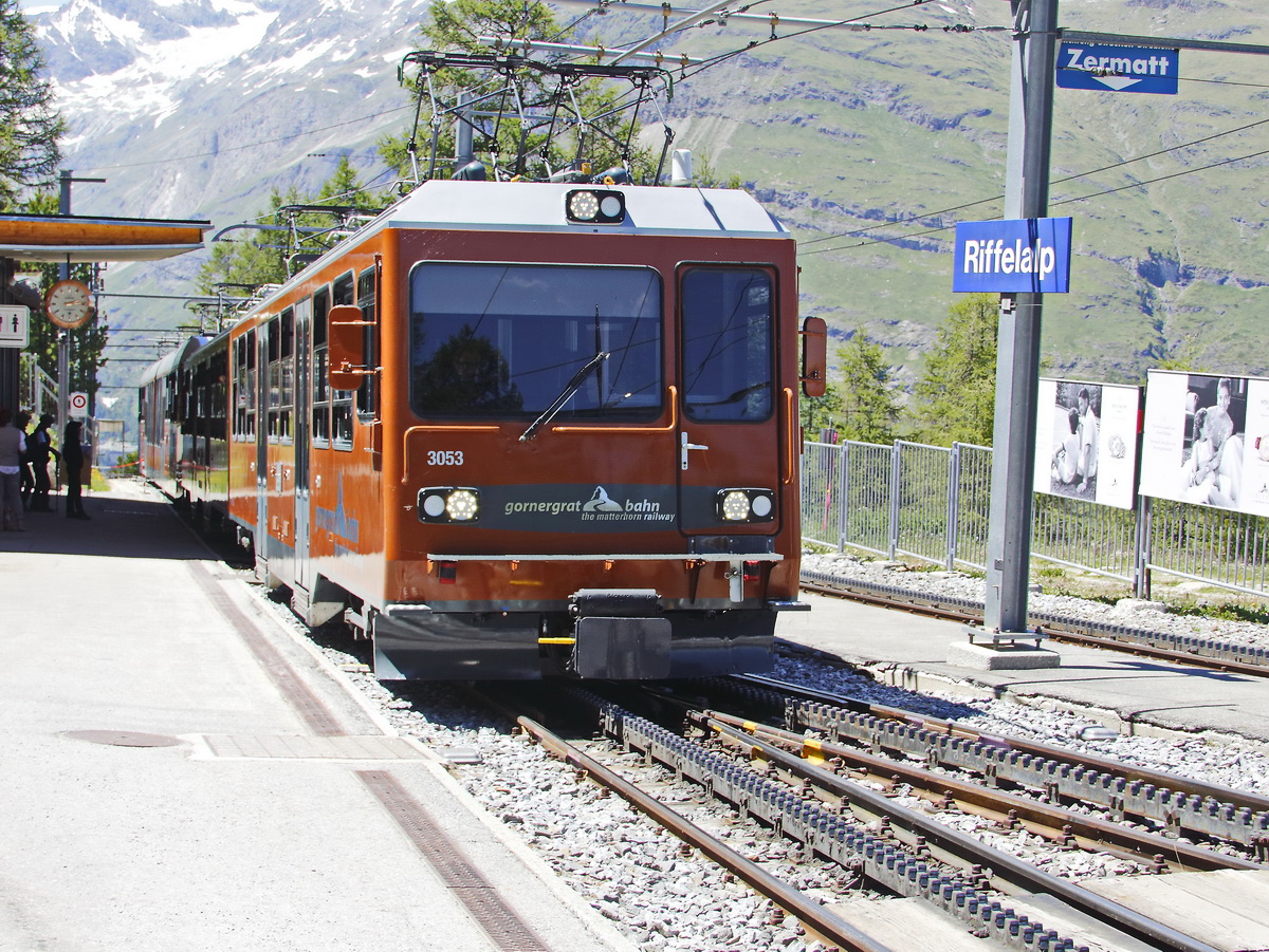 Einfahrt Gornergrat Bahn 3053 in die Station Riffelalp am 27. Juni 2018 zur Weiterfahrt in Richtung Gornergrat.