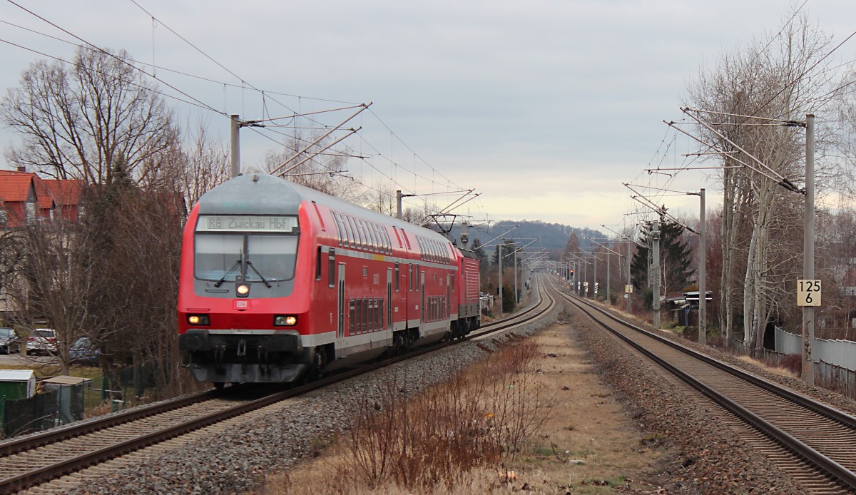 Einfahrt in den Haltepunkt Zwickau Pölbitz hat die RB 17210 die aus Dresden Hbf kommt. Schublok ist die 143 157-6. 12.02.2014