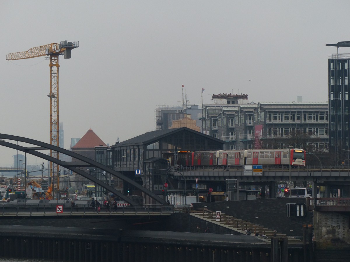 Einfahrt einer Hamburger Hochbahn in der Station Baumwall. 8.12.2013