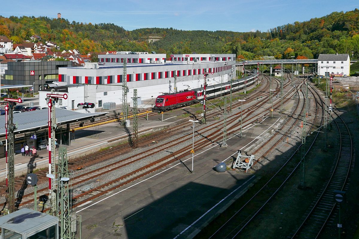 Einfahrt von IC 189, Stuttgart - Singen, in den Bahnhof von Horb, am 11.10.2019 gezogen von 1116 099-3.
