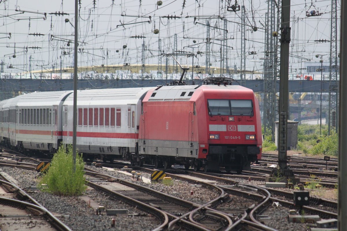 Einfahrt von IC1296 nach Frankfurt am 05.06.2017 in Mannheim Hauptbahnhof. Wegen Verspätung des vorausfahrenden IC2218 erfolgt die Verlegung von Gleis 2 nach Gleis 3.