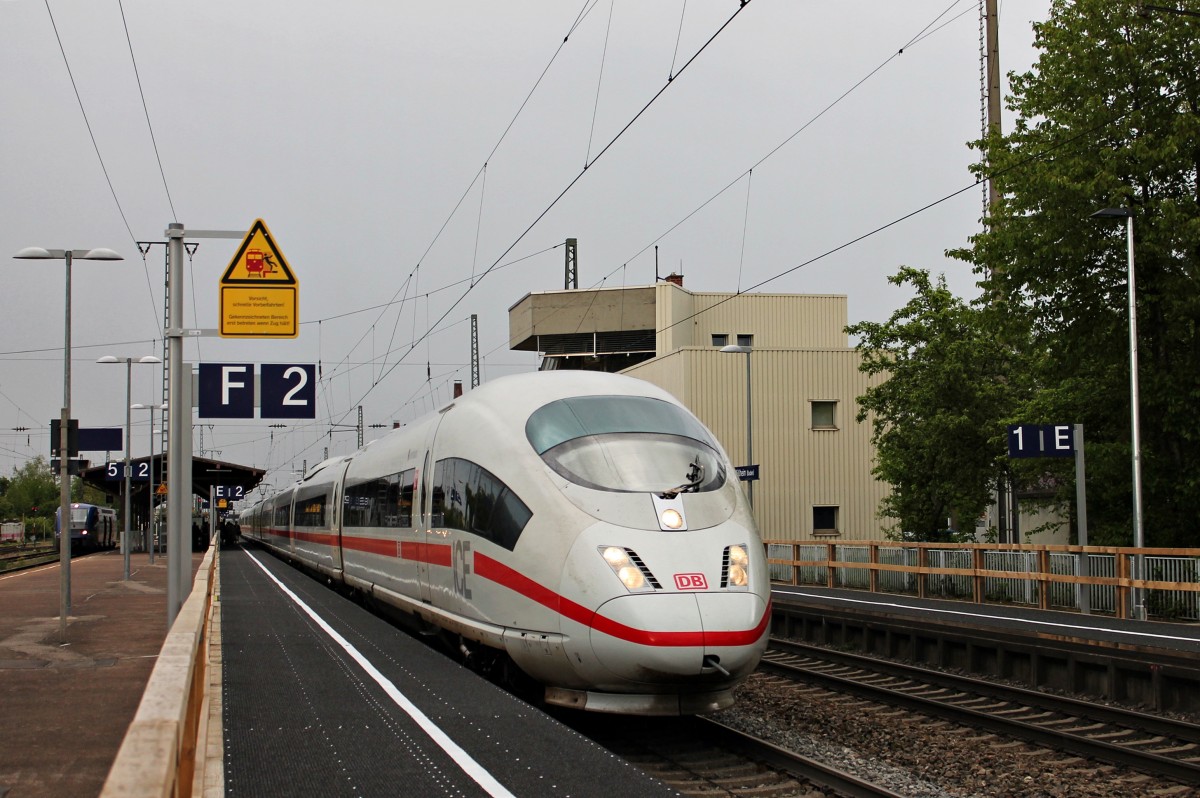 Einfahrt von ICE 109 (Dortmund Hbf - Basel SBB) am 25.04.2014 mit 403 559-8  Leverkusen  und 403 561-4  Celle  in Müllheim (Baden).