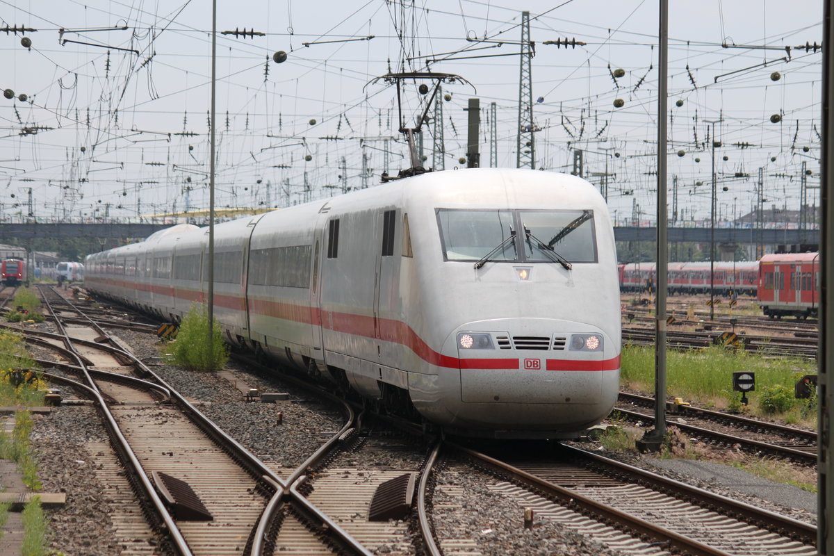 Einfahrt von ICE690 nach Berlin am 05.06.2017 in Mannheim Hauptbahnhof.