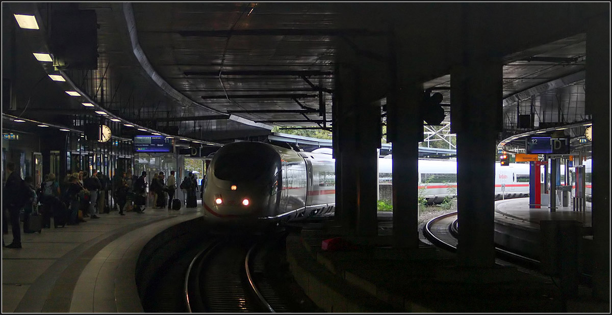 Einfahrt ins Dunkle -

Ein ICE 3 erreicht den großteils überdeckten Bahnhof Köln Messe/Deutz (tief). 

11.10.2015 (M)