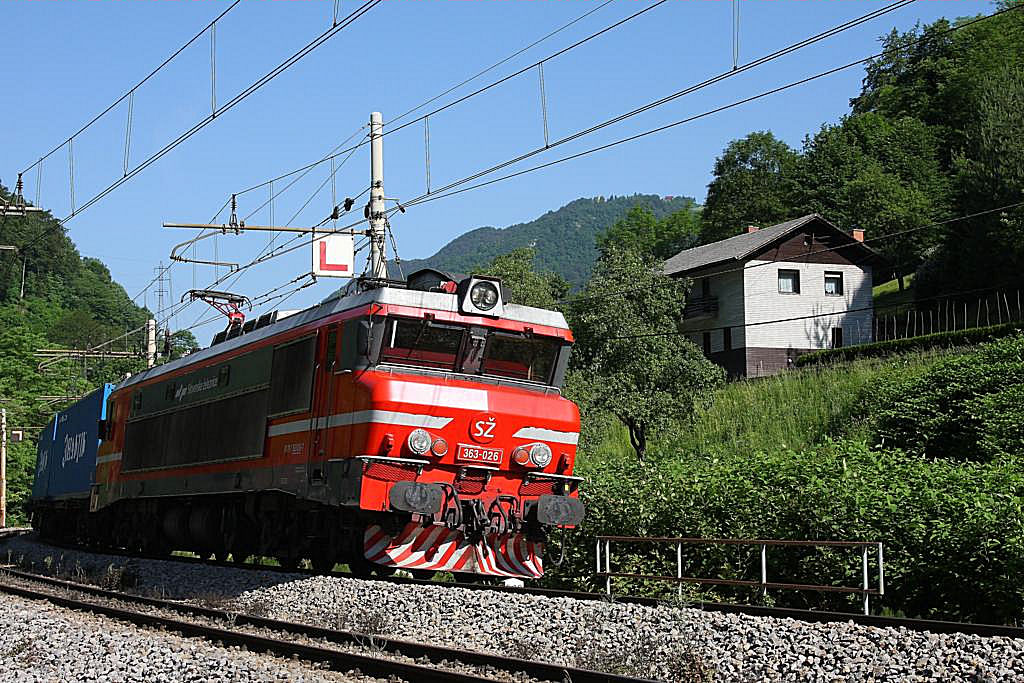 Einfahrt in den kleinen Vorbahnhof von Zidani Most. Aus Richtung Lubljana kommt 
am 26.5.2011 363026 mit einem Güterzug an.