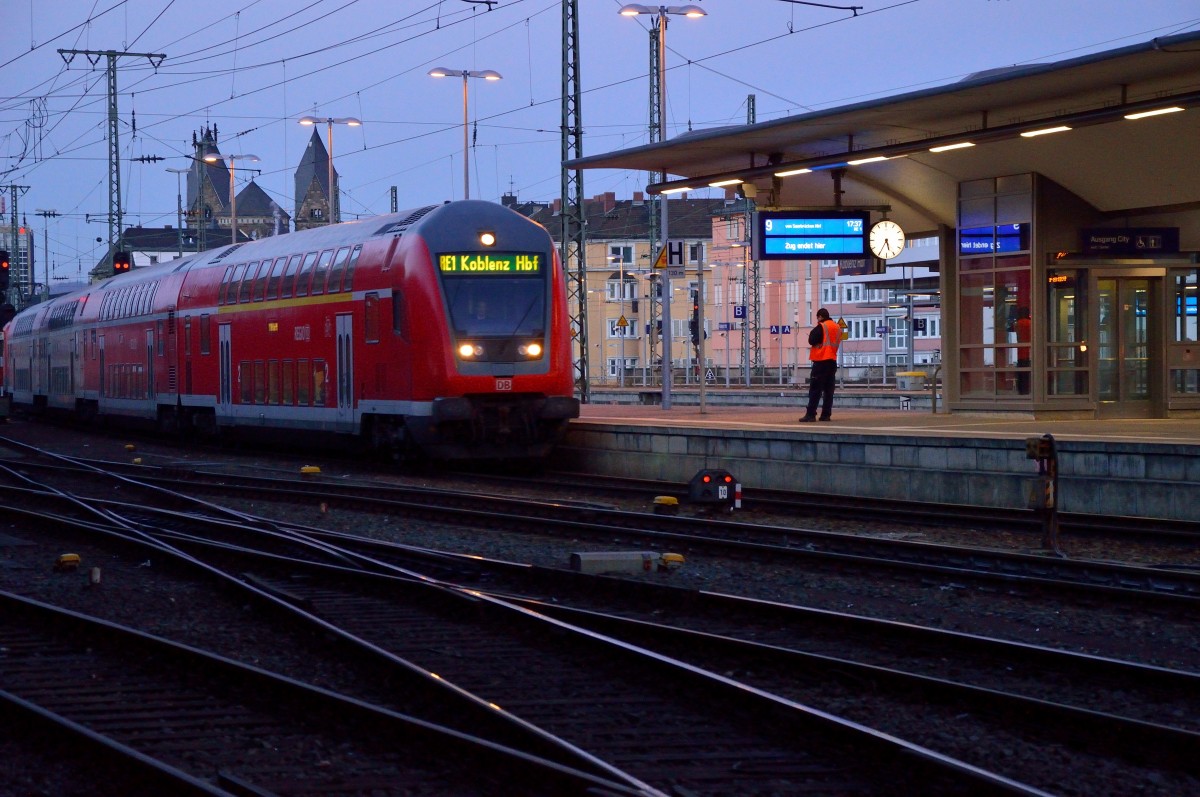 Einfahrt in Koblenz Hbf, am Abend des 2.2.2014 fährt ein RE1 Zug aus Saarbrücken auf Gleis9 ein. Ein Bediensteter wartet schon auf den Zug, um gleich die Wagen zu reinigen, bevor der Zug wieder gen Saarbrücken fährt.