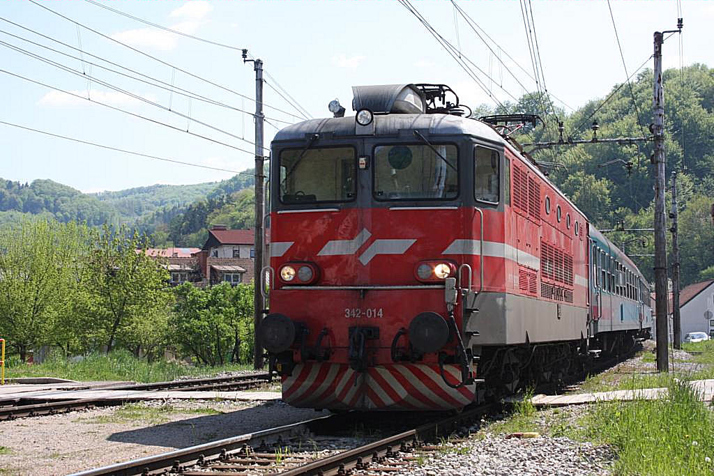 Einfahrt in Lasko. Am 28.4.2008 fotografierte ich 342014 aus Richtung Zidani Most kommmend in Lasko.