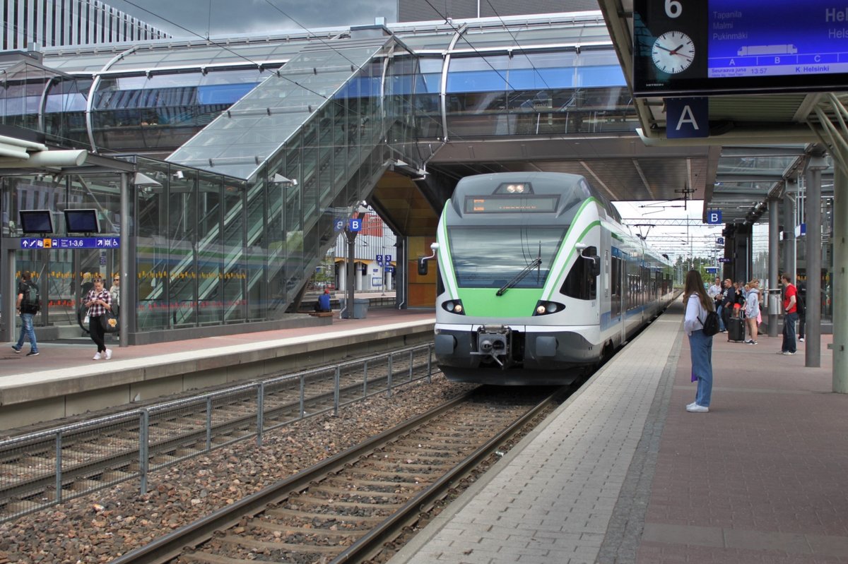 Einfahrt der Linie P nach Helsinki am 22.07.2017 in Tikkurila.