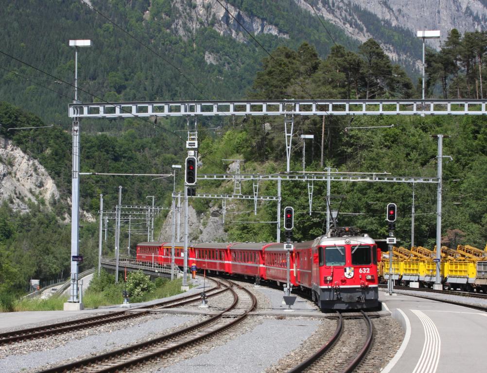 Einfahrt der Lok 632 der Rhtischen Bahn in Reichenau mit Zug nach Disentis
am 20.5.2009.