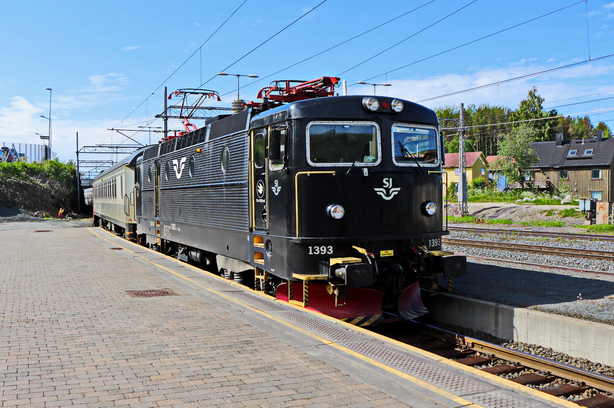 Einfahrt Lok Rc6 1393 in Richtung GäIlivare in den Bahnhof von Kiruna am 25. Juni 2022. 