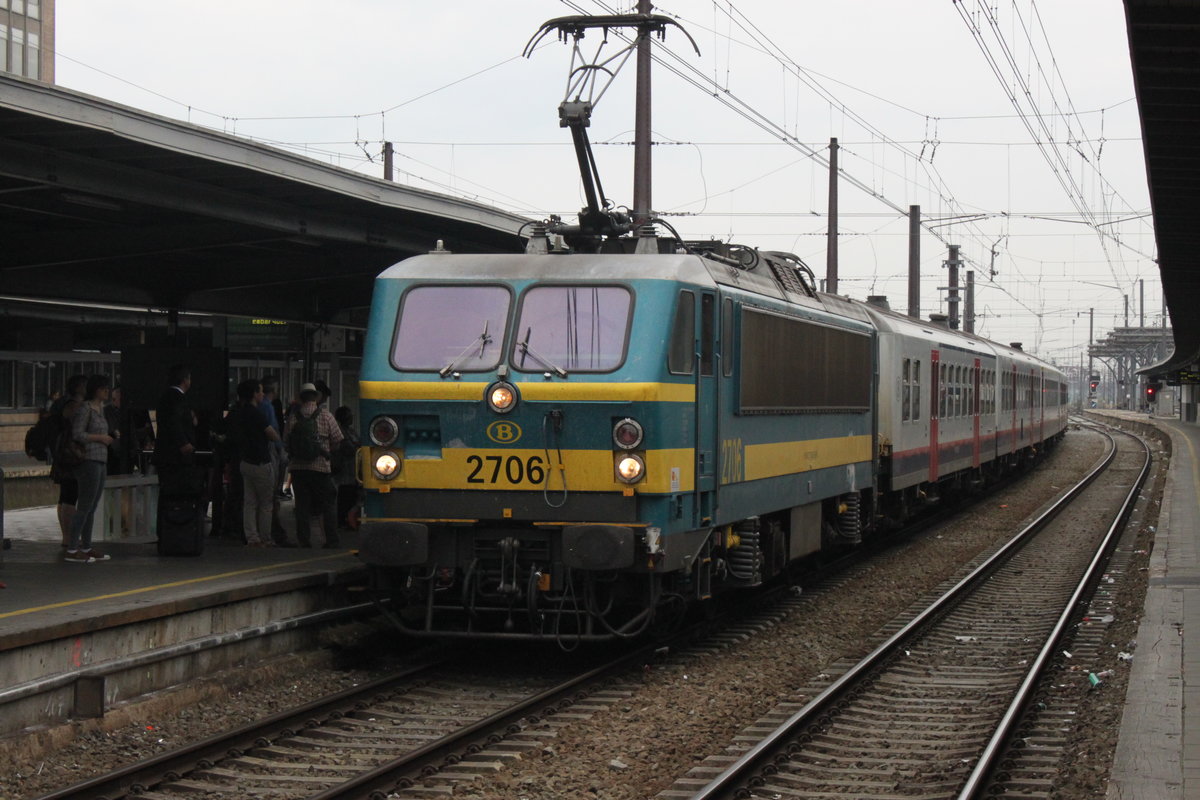 Einfahrt einer Lok der Reihe 27 mit ihrem Regionalzug am 19.08.2016 in Brüssel Midi.
