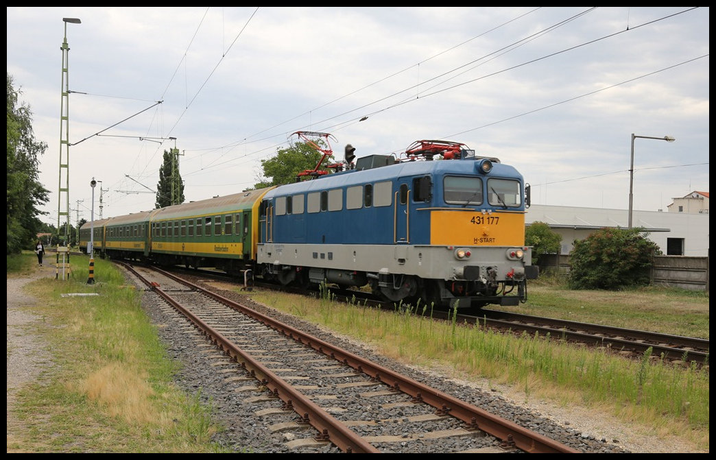 Einfahrt der MAV-Start 431177 mit einem IR nach Ukk am 15.7.2022 um 16.06 Uhr in den Bahnhof Janoshaza.