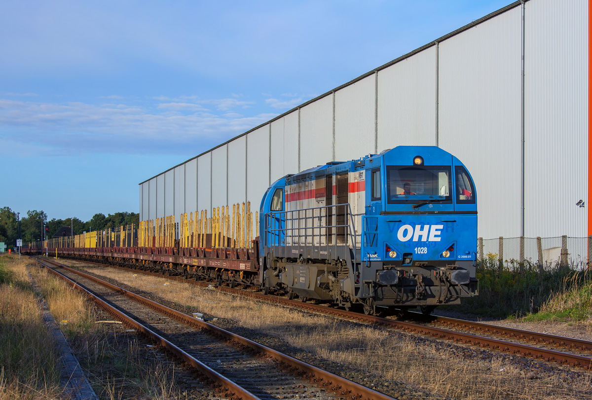 Einfahrt nach Gleis 2 in Torgelow der OHE Lok von Vossloh mit Wagen zur Holzbeladung. - 08.09.2015 