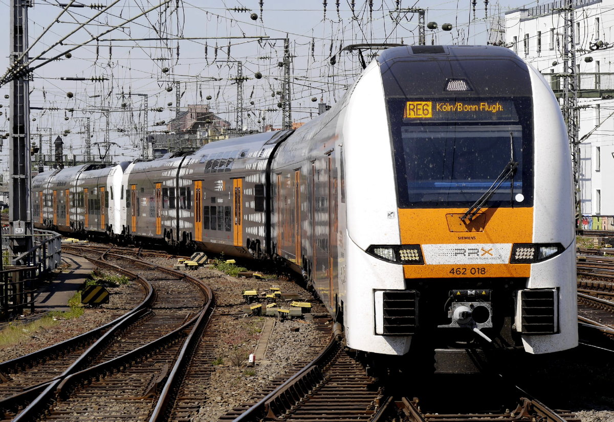 Einfahrt nach Köln Hbf, Gleis 3: RE 6 (RRX) aus Minden, bestehend aus 462 043 und 048 am 18.5.20.