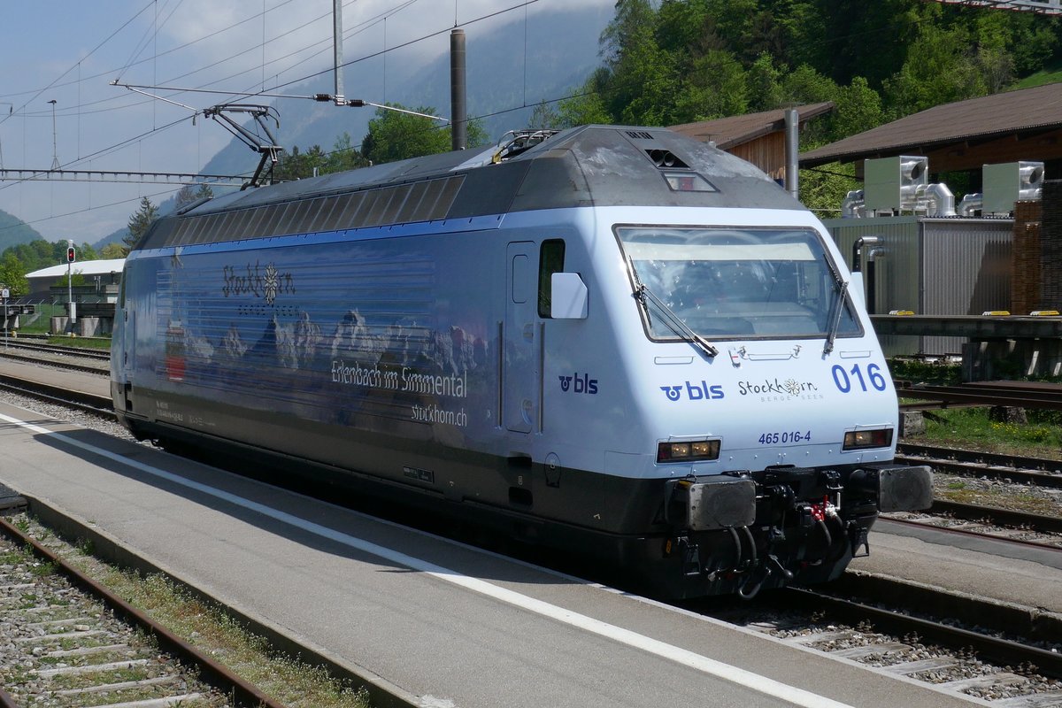 Einfahrt der neusten BLS Werbelok am 5.5.18 in Erlenbach i.S. kurz vor ihrer Taufe.