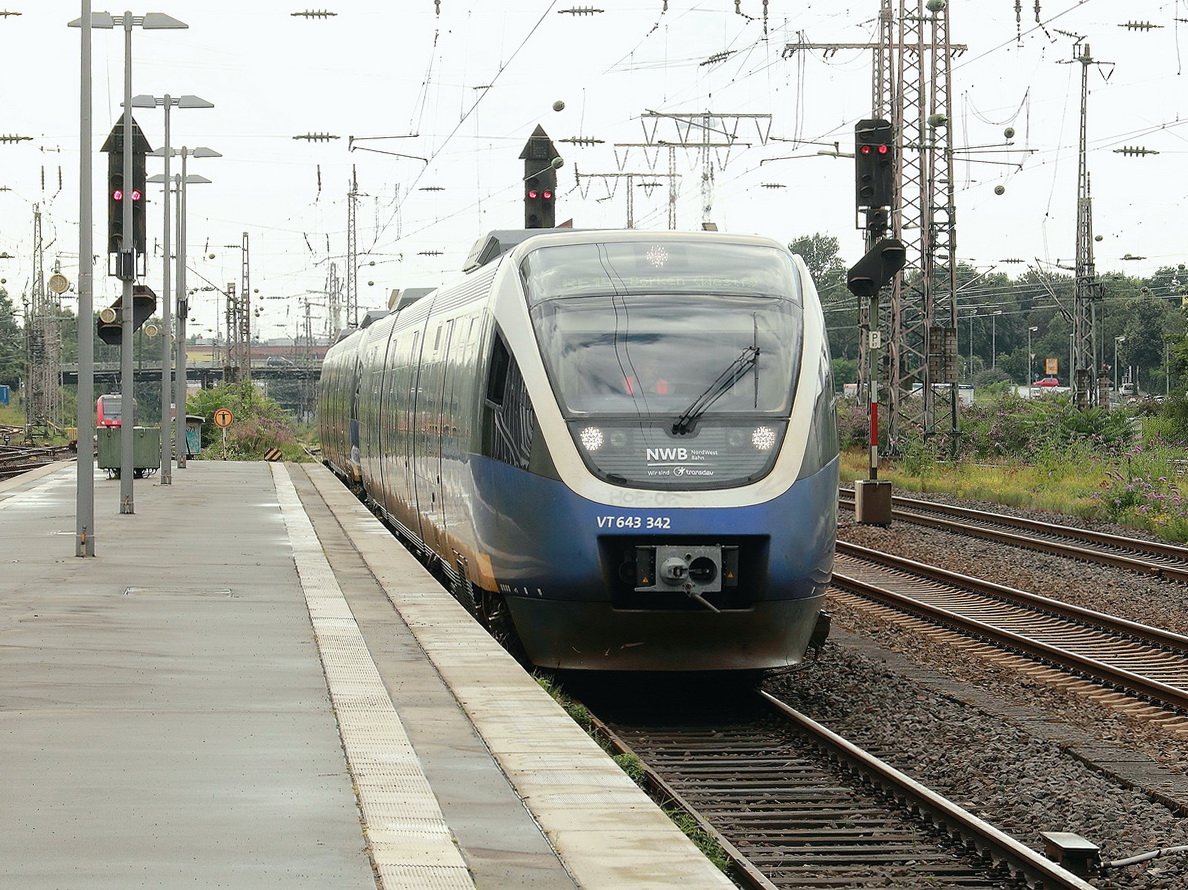 Einfahrt Nord West Bahn VT 643 342 mit VT 643 339 als RE 14  (Der Borkener) in den Hauptbahnhof von Essen zur Weiterfahrt nach Borken am 31. Juli 2016.