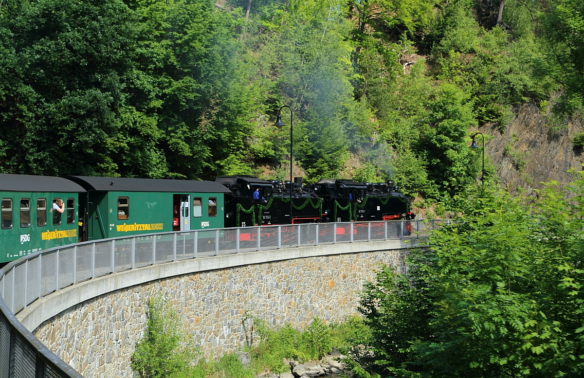 Einfahrt von P 6006 (Freital-Hainsberg - Kurort Kipsdorf) am Nachmittag des 17.06.2017 in den Haltepunkt Rabenau. (Bild 1)