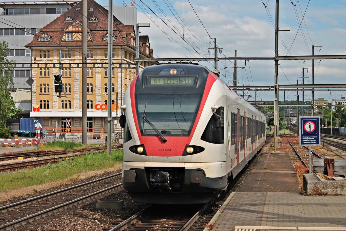 Einfahrt von RABe 521 024 als S1 (Laufenburg - Basel SBB) am 14.05.2015 in Pratteln.