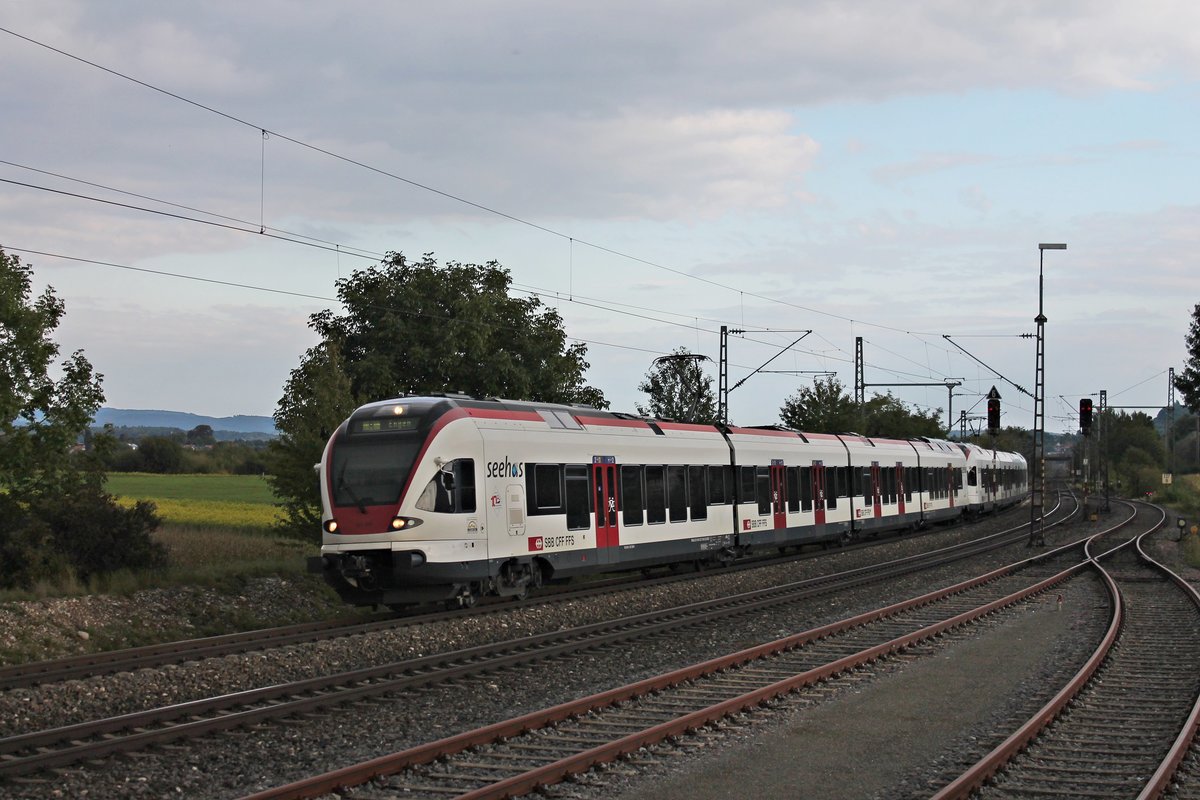 Einfahrt von RABe 521 206  seehas  zusammen mit RABe 521 204  seehas  als R (Konstanz - Engen) am 20.09.2017 in den Bahnhof Welschingen-Neuhausen.