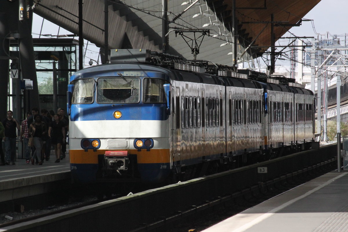 Einfahrt von RE 4055 auf der Fahrt von Uitgeest nach Rotterdam Centraal am 05.09.2016 in Amsterdam Bijlmer ArenA.