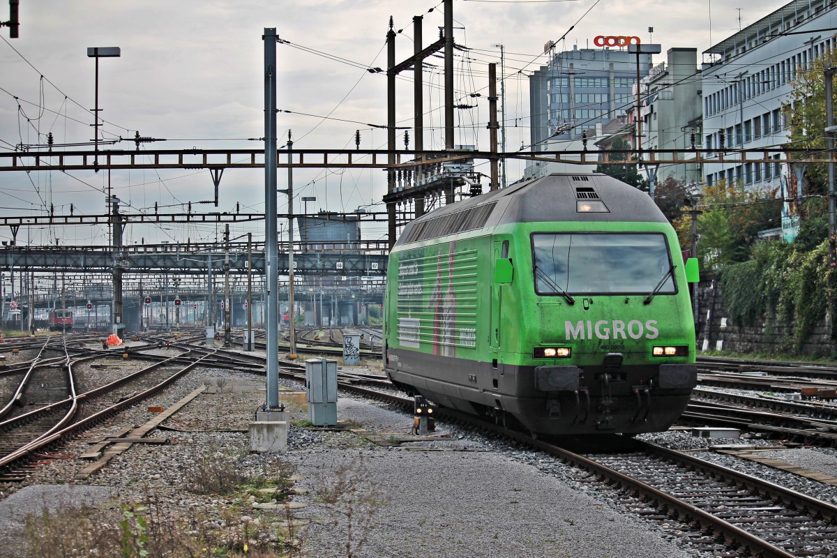 Einfahrt von der Re 460 080-5  MIGROS - GÉNÉRATION M  am 25.10.2014 als Rnagierfahrt in den Bahnhof von Basel SBB, um dort einen IC nach Zürich HB zu übernehmen.