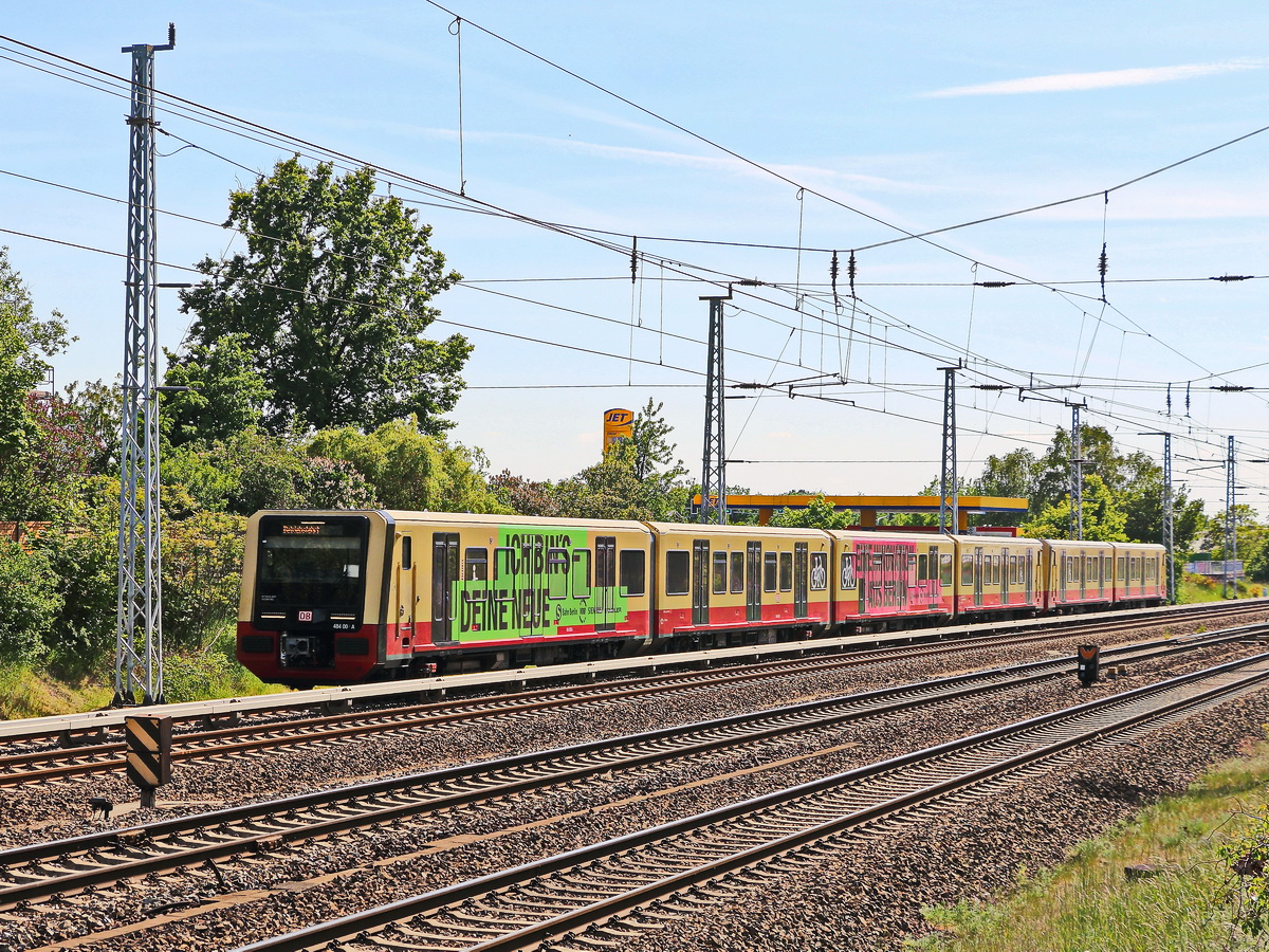 Einfahrt S Bahn Berlin 484 00? in den Bahnhof Berlin Flughafen Schönefeld vom BER Flughafen (neu) kommend am 21. Mai 2020.