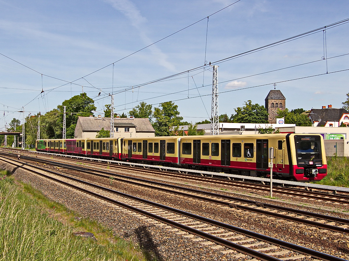 Einfahrt S Bahn Berlin 484 00? in den Bahnhof Berlin Flughafen Schönefeld am 21. Mai 2020
