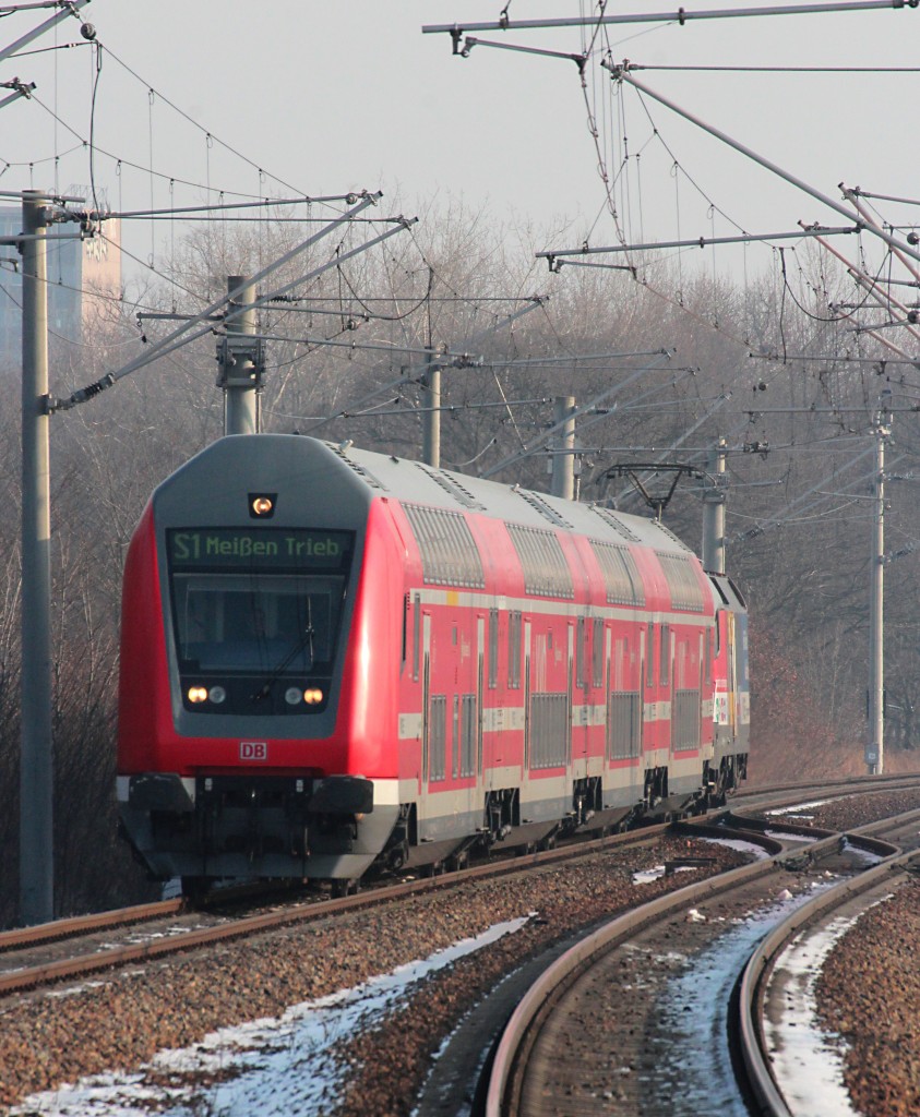 Einfahrt von der S1 aus Pirna in Dresden Reick, weiter geht die fahrt nach Meißen Triebischtal. Am Zugende schiebt die neu beklebte 182 016-6. 30.01.2014