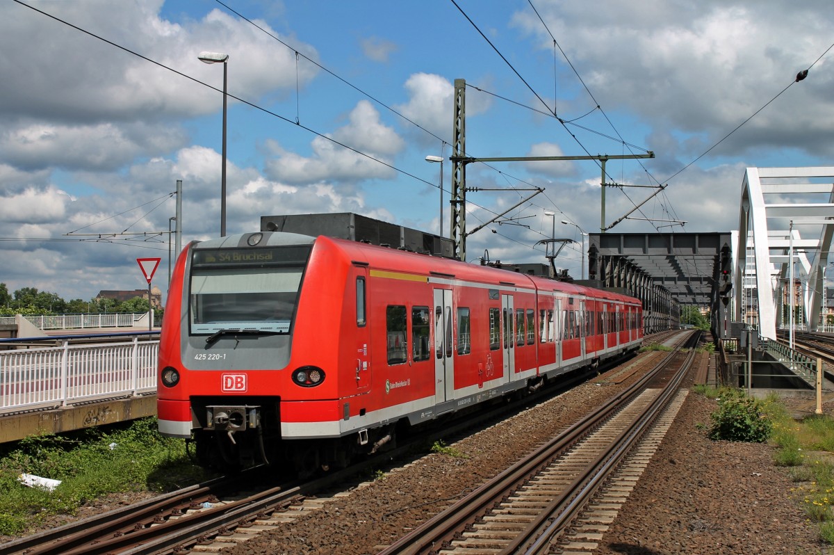 Einfahrt der S4 nach Bruchsal am 24.05.2014 in Ludwigshafen (Rhein) Mitte, die an diesem Tag aus 425 220-1 bestand.